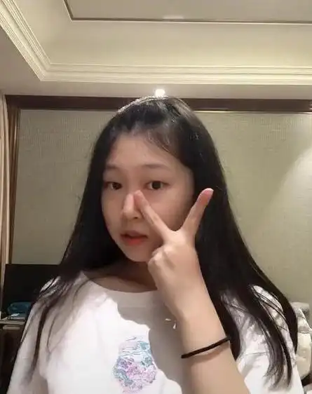 小沈阳女儿沈佳润近照曝光女大18变比儿时美很多和爸爸太像