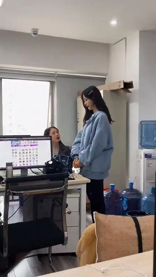 女同事的业绩一定很不错吧,上司拉着她聊了这么久!