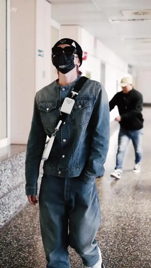 蔡徐坤港风机场街拍##蔡徐坤米兰时装周