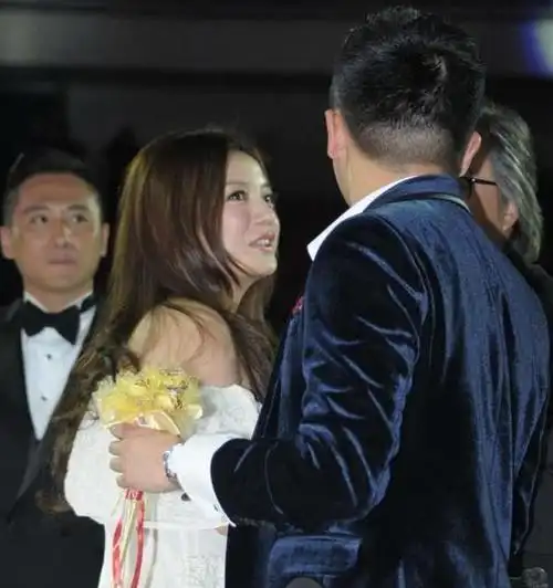 赵薇盛装录制节目,苗条身材初恋感觉,苏有朋目光一刻不离赵薇