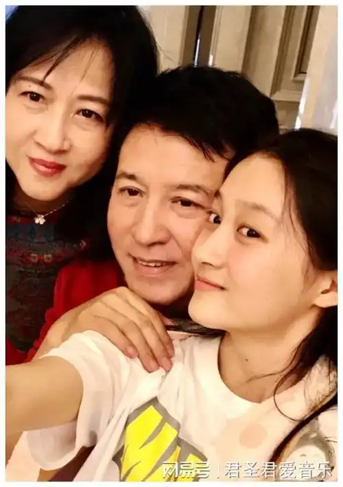 明明是同龄,刘浩存被大佬捧着,关晓彤却处处碰壁,新造型又被喷