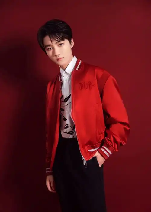 王俊凯元宵晚会造型,红色飞行员夹克,内搭印花白衬衫,俊逸风雅