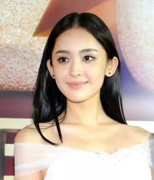 古力娜扎虽然有着异域的面孔,但是回顾刚刚出道时的照片,只能用汤美