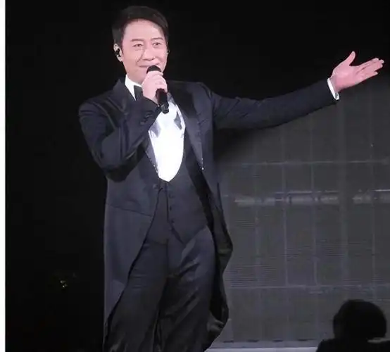 妻女专程到场助阵黎明演唱会,观众惊呼:台上秘密互动太撩人!