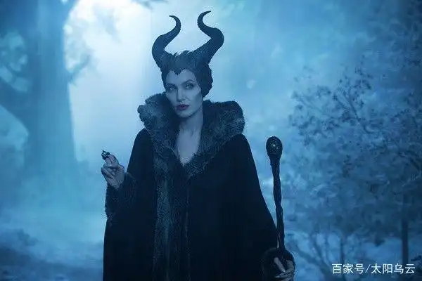 电影剧本由与蒂姆·波顿合作过《爱丽丝梦游仙境》的琳达·沃尔夫创作