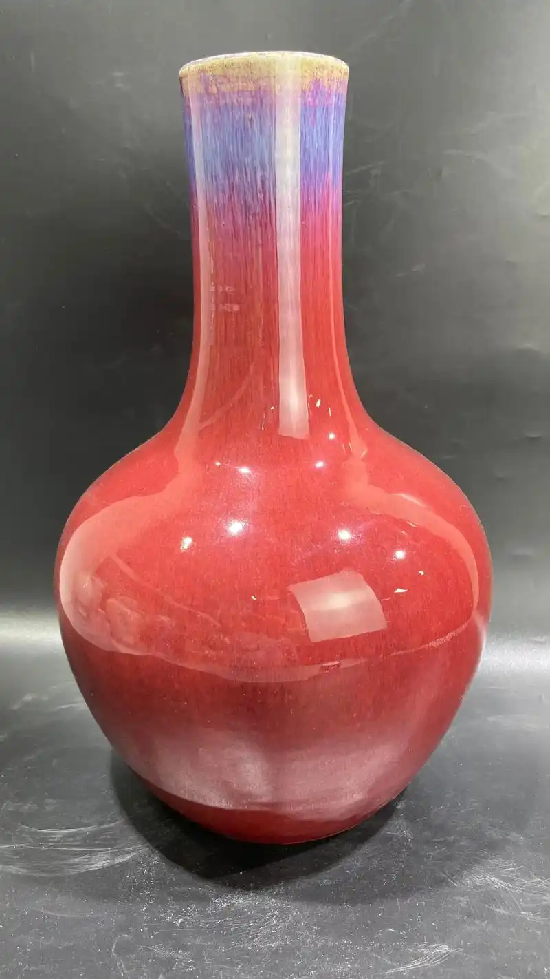 乾隆钧红釉天球瓶.清.乾隆钧红釉天球瓶釉水肥厚器型规整饱 - 抖音