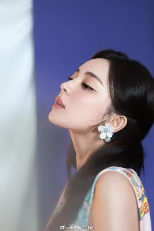 古力娜扎最新写真释出好俏皮 身穿可爱短裙变身糖果系女孩