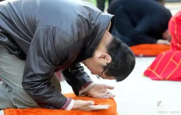 三拜九叩头正确动作