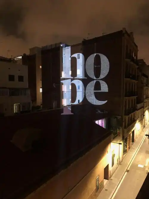 摸着夜色上露台开投影是巴塞罗那设计师的浪漫