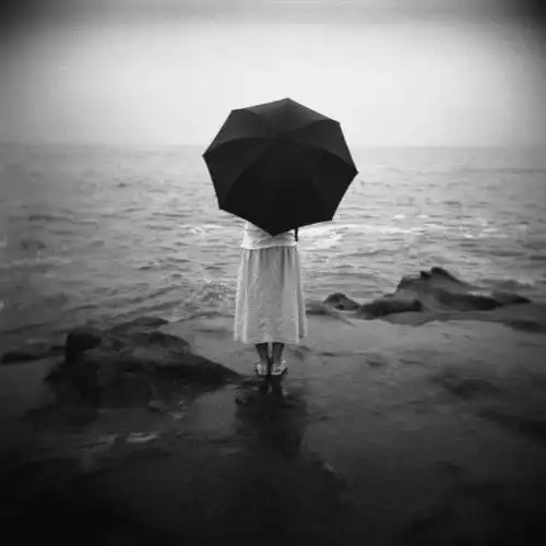 女生孤独的黑白图片_伤感图片_窝窝qq网