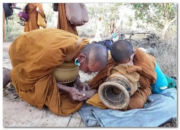 泰国小僧赤脚行山路痛到喊疼,高僧跪下吹脚并安抚!
