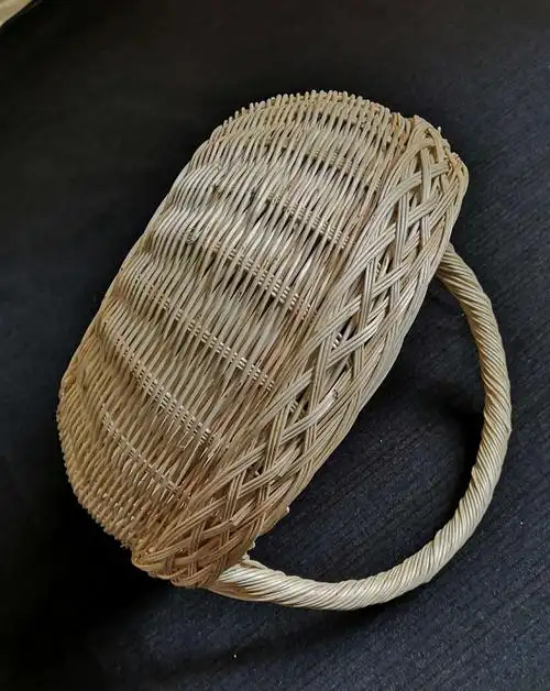 柳树已成柳编班学员手中的金丝银线,用我们的双手编织一件件精美作品