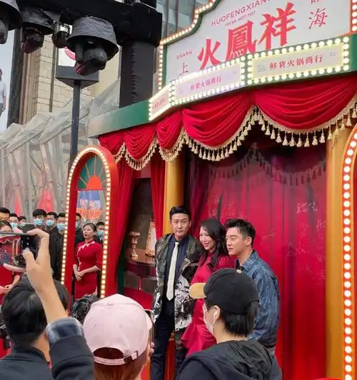 44岁陆毅给郑恺火锅店剪彩昔日男神大变样脸部发福像大叔