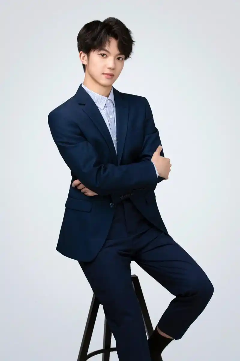 男士形象照|追求质感的职场精英看过来 简约的灰色调 搭配时尚感十足