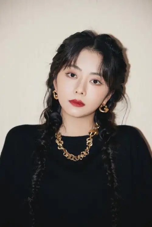 谭松韵黑金造型