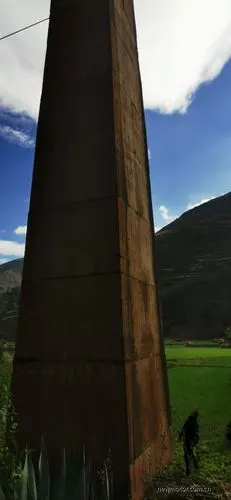 成昆铁路线上的一座座桥墩就像树立在祖国山河上的一个个丰碑.