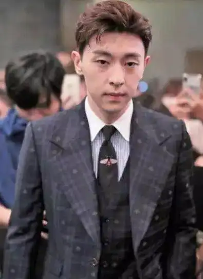 邓伦离开了"精修",瞬间苍老?网友:这不是我的"凤凰"!