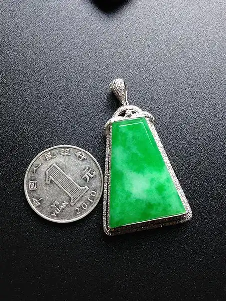 冰种阳绿无事牌金镶钻天然翡翠吊坠