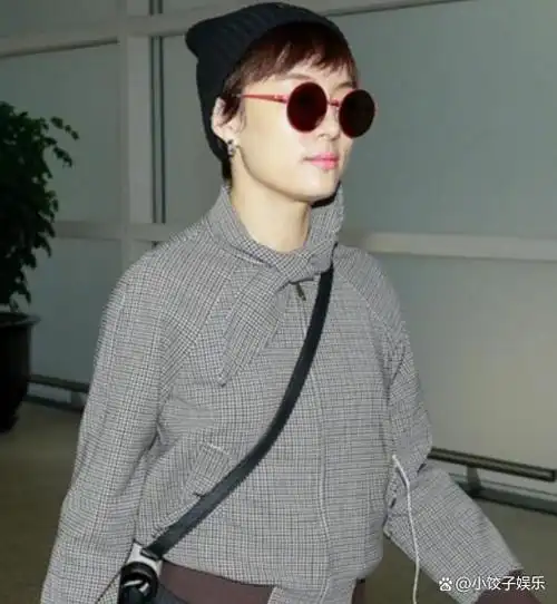 照片中,孙俪戴着一顶草帽,身穿灰白色的棉麻长袖衣服,搭配黑色背带裤