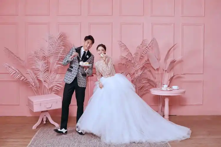 婚纱照套餐 亮点 底片全送 亮点 全程无二次消费 拍摄特色 拍摄风格