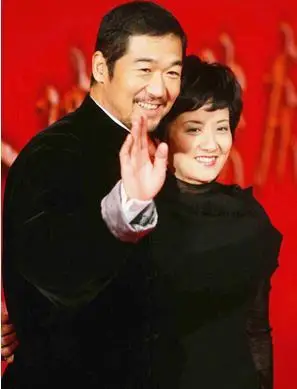 很快,张国立与前妻离婚,两人在1989年结婚.婚后,张国立因为