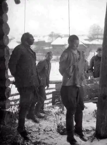 资料表面这张照片摄于1943年7月的库尔斯克战场上,一位满脸是血的苏联