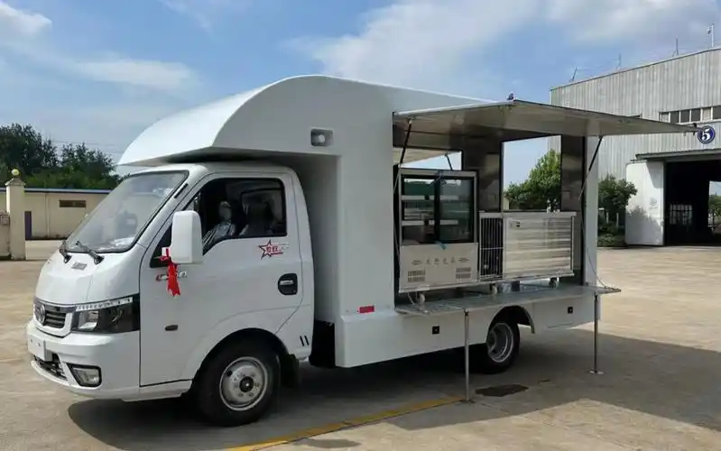 地摊经济开放.实体店铺落幕.流动摆摊售货车登场.