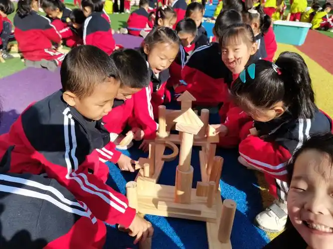 户外活动:搭积木