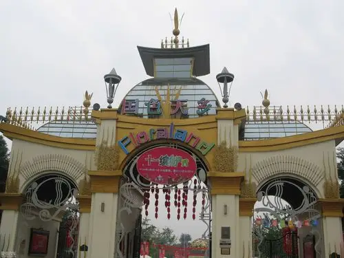 其实就是一游乐园,项目比较多,儿童很喜欢,我这个年龄都不好意思进去.