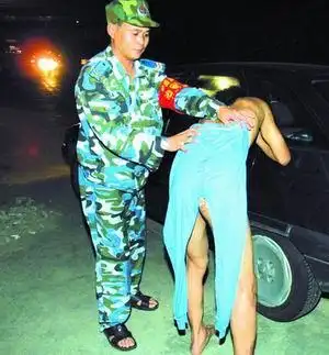 治安员当街扒人衣服图