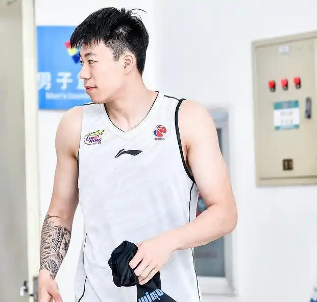 张镇麟优秀表现获央视表扬,球迷直言没纹身就更好了