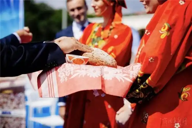 什么?这家企业在俄罗斯拿到了美女给的面包和盐