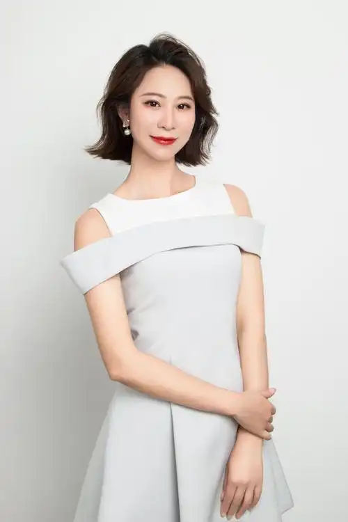 中央4台女主持人(中央4台女主持人名字)