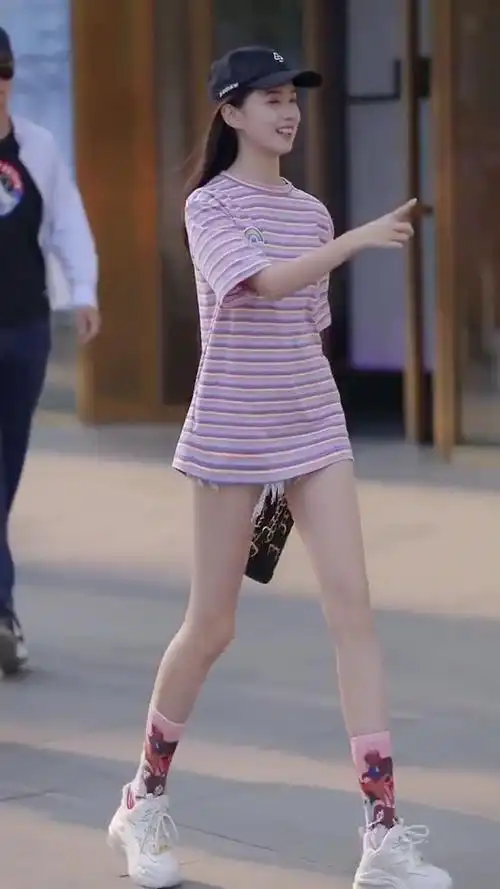 小姐姐的腿又直又细,实名羡慕了!