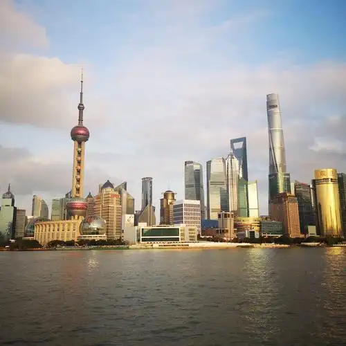 白天东方明珠电视塔,是上海地标建筑.