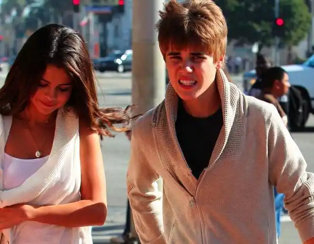 justin bieber和女友街拍的衣服是什么款式