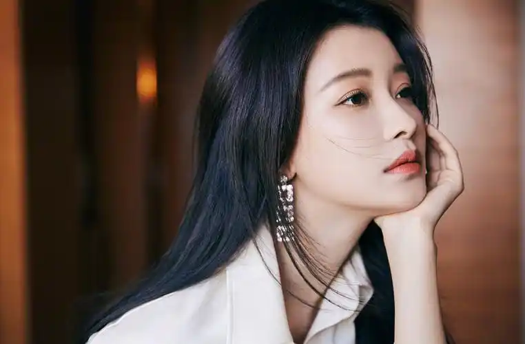 孙怡白色短裙俏皮可爱 挑战制服造型端庄大气