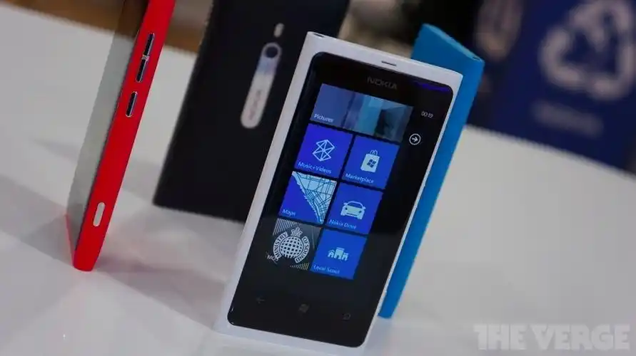 唯美惹人爱诺基亚lumia800白色真机图赏