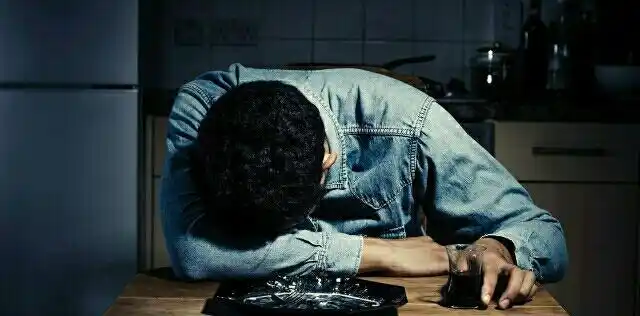 男人喝酒,多半是心里想着女人;女人流泪,多半是男人伤了她的心;男人