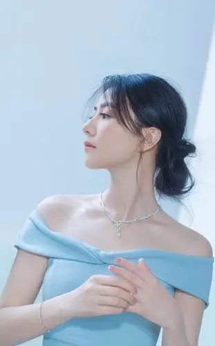 高圆圆穿一字肩长裙,头发随意绑起,不愧是气质女神!