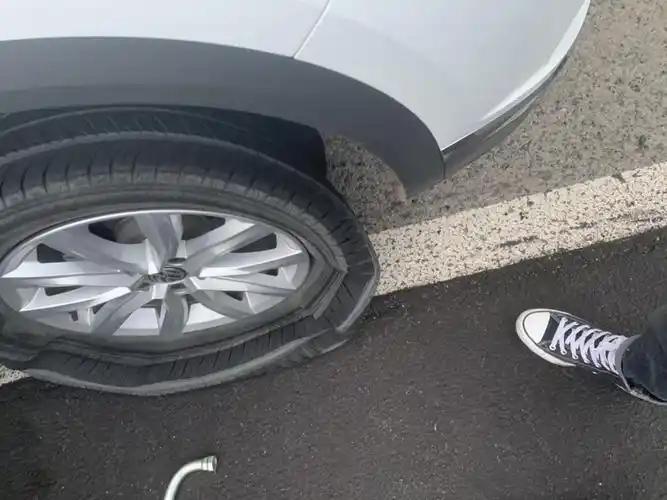 一嗨租车租赁大众探歌车辆行驶中爆胎问题