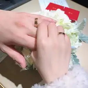 卡地亚戒指 love经典款女18k玫瑰金宽窄版镶钻情侣对戒男女指环