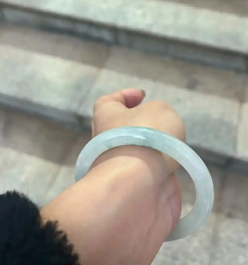 翡翠手镯.粉丝小姐姐找到我们想看看这个5年前,男朋友送的镯子 - 抖音