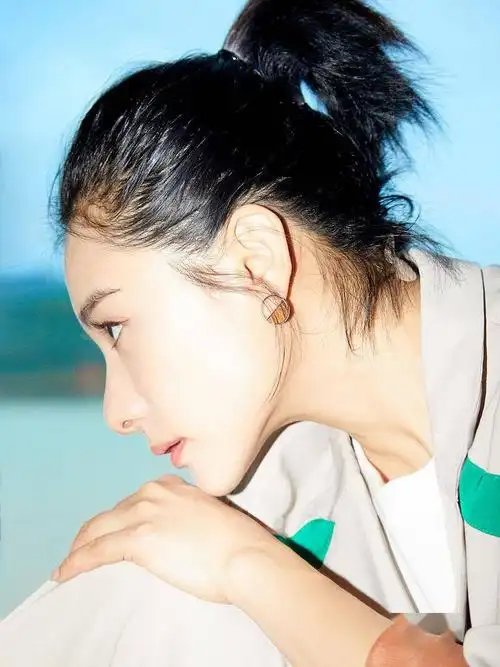 "体操女神"刘璇生日写真时尚感爆棚 诠释自信魅力眼神满分