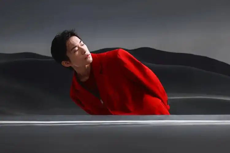 易烊千玺红色西装帅气写真1024x768分辨率查看