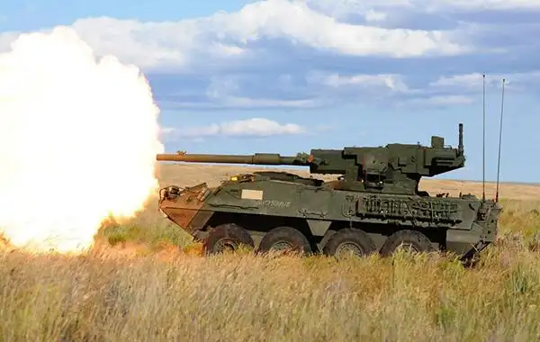 m1128 型105毫米轮式突击炮开炮瞬间.