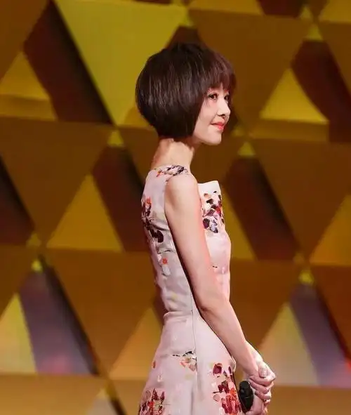 原创鲁豫可真会穿,红t恤配牛仔裤时髦干练,栗色头发比黑发洋气不少