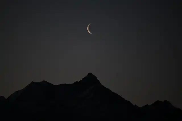 2月27日(外代一线)(1)月牙弯弯2月27日,弯弯的月牙挂在瑞士魏斯峰上方