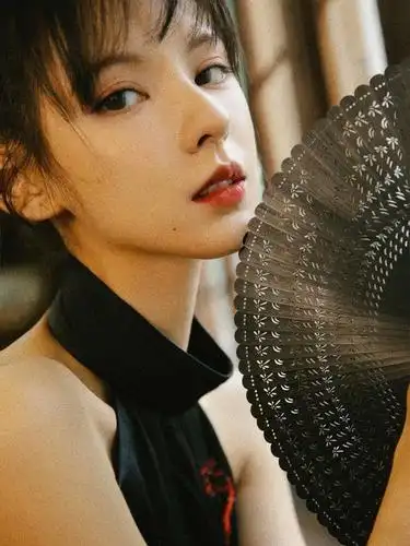 张予曦初梳丸子头少女感十足(穿旗袍撑不住衣服)(2)