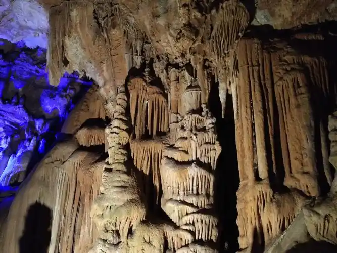 石花洞内景观奇特,钟乳石柱,石幔,石笋,石花随处可见.